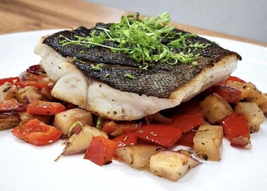 Угольная рыба с овощным соте